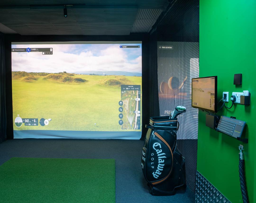 Pin High Virtual Golf - premium Trackman bay with HD screen and atmospheric lighting