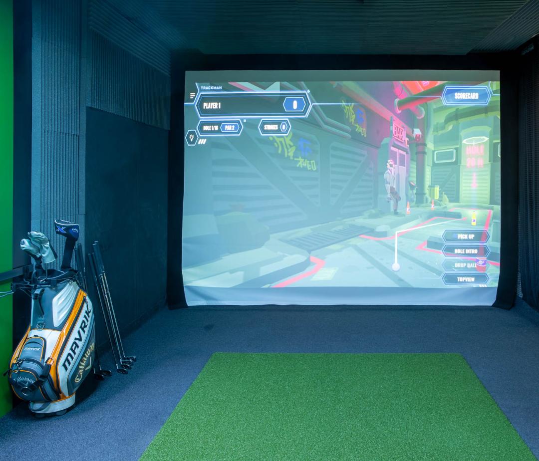 Pin High Virtual Golf - simulator bay with Callaway branding and lounge seating